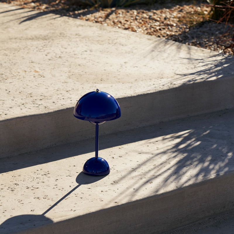 Portable mushroom table lamp space age "Flowerpot VP9"